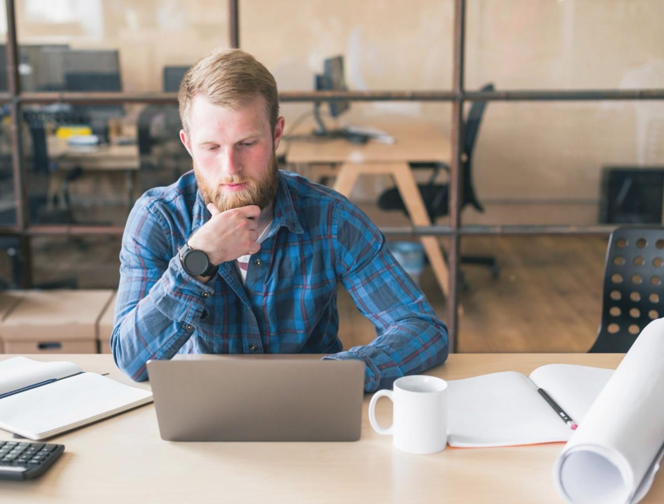 Análisis financiero profesional con gráficos de previsión empresarial