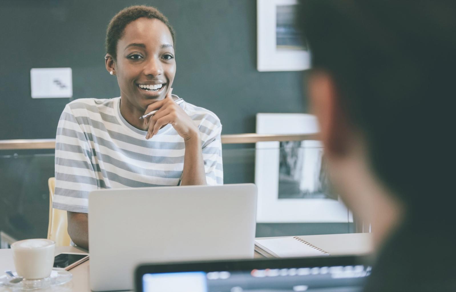Profesional realizando análisis financiero avanzado en entorno empresarial