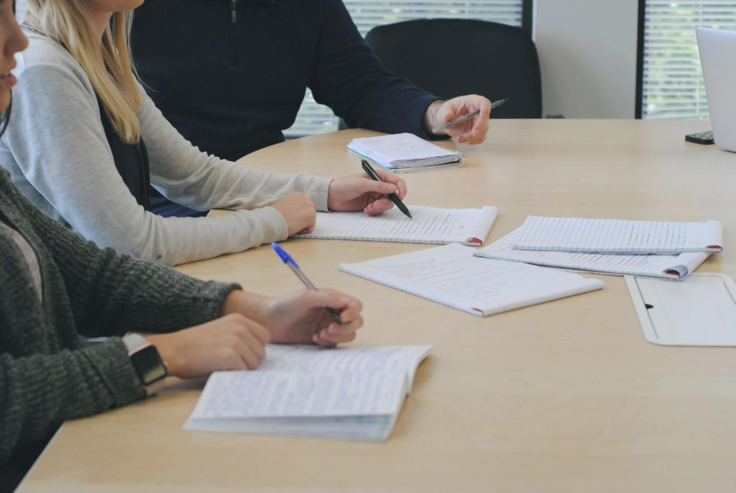 Empresario trabajando con herramientas de análisis financiero