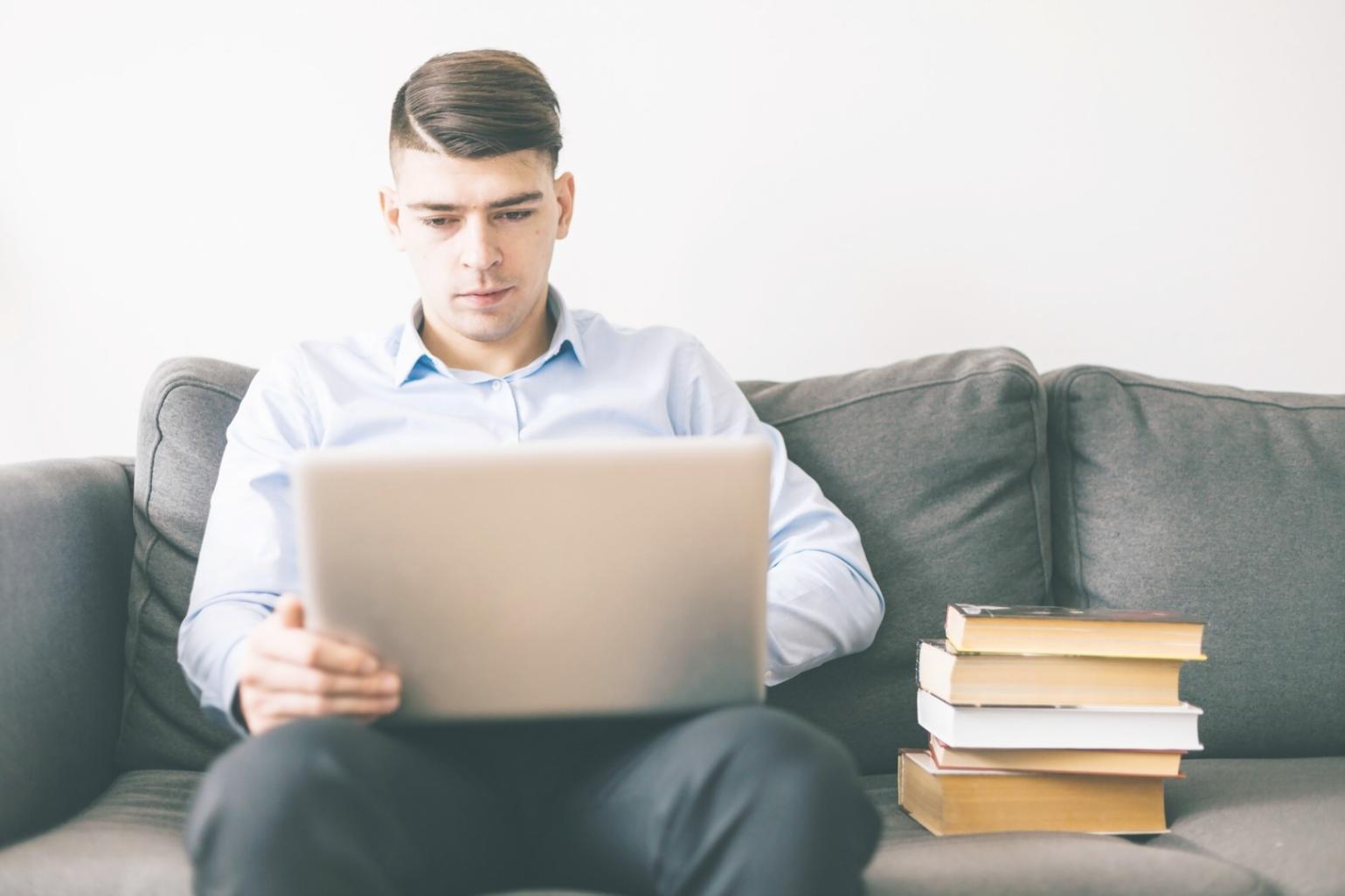 Proceso de análisis financiero en oficina moderna